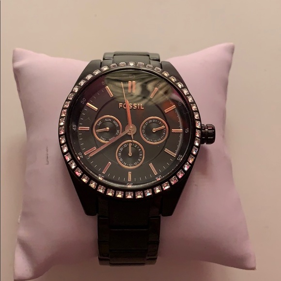 Fossil watch. DOES NEED NEW WATCH BATTERY - Picture 2 of 5